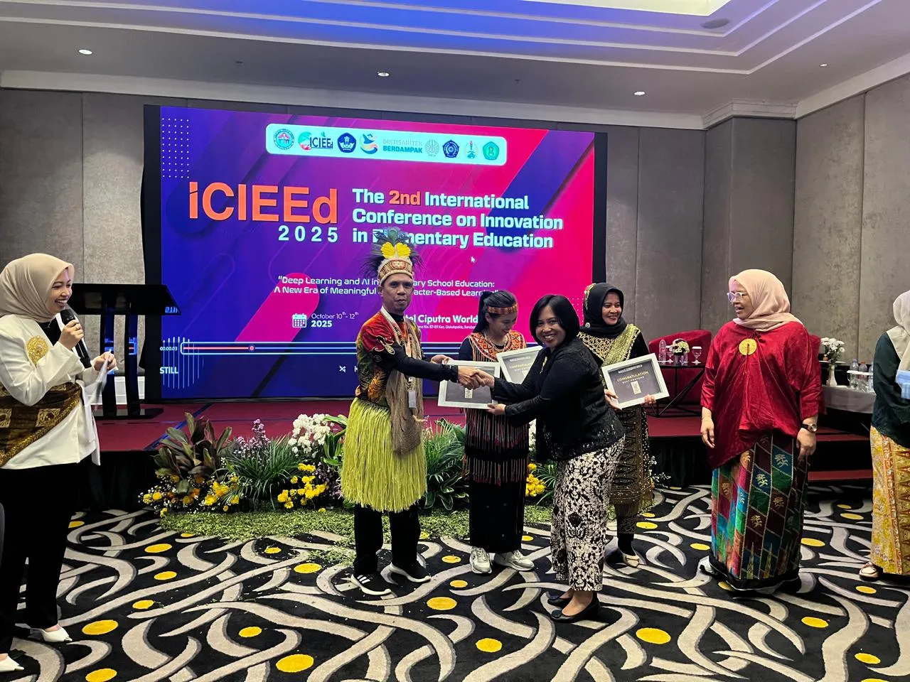Dosen Prodi Magister Dikdas Unismuh Raih Penghargaan Best Costume di ICIEEd 2025
