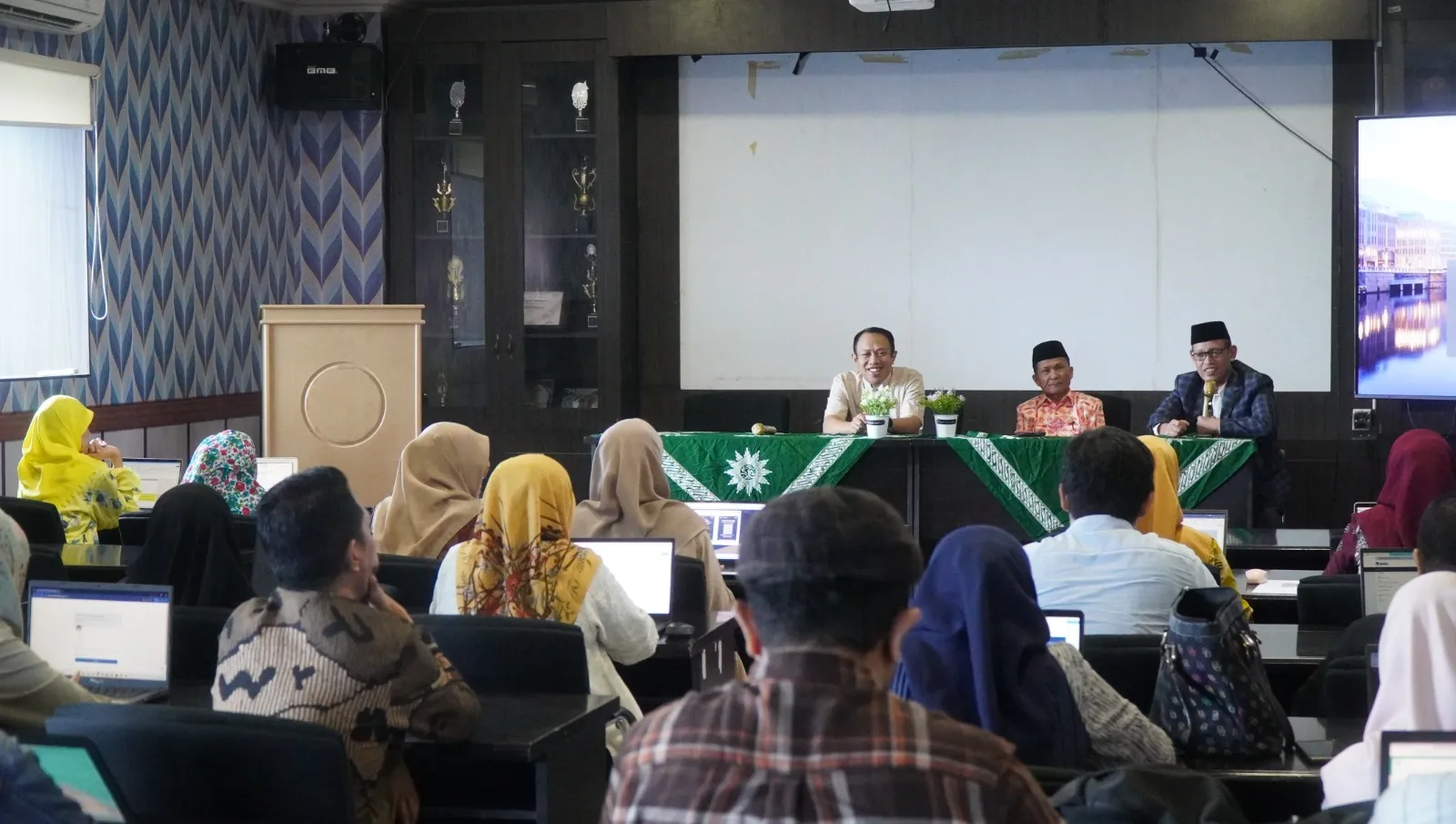 Unismuh Makassar Optimalkan Riset dan Pengabdian Lewat Workshop Proposal Penelitian
