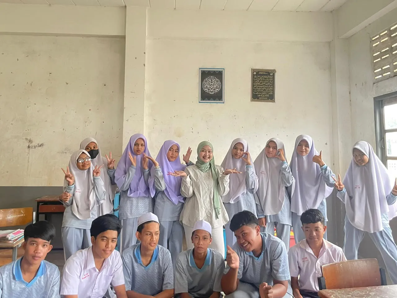 Mahasiswi Prodi MPBI Unismuh Makassar Perkuat Literasi Bahasa di Islamwittaya Foundation School Thailand