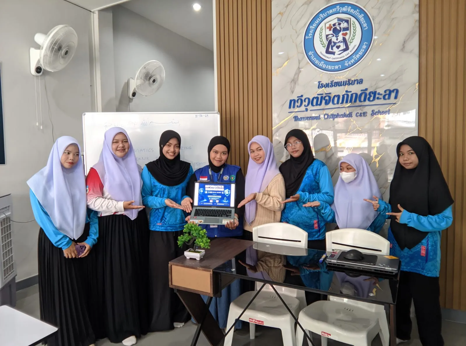 Mahasiswa KKN Internasional Unismuh Edukasi AI dan Literasi Digital bagi Siswa di Thailand Selatan