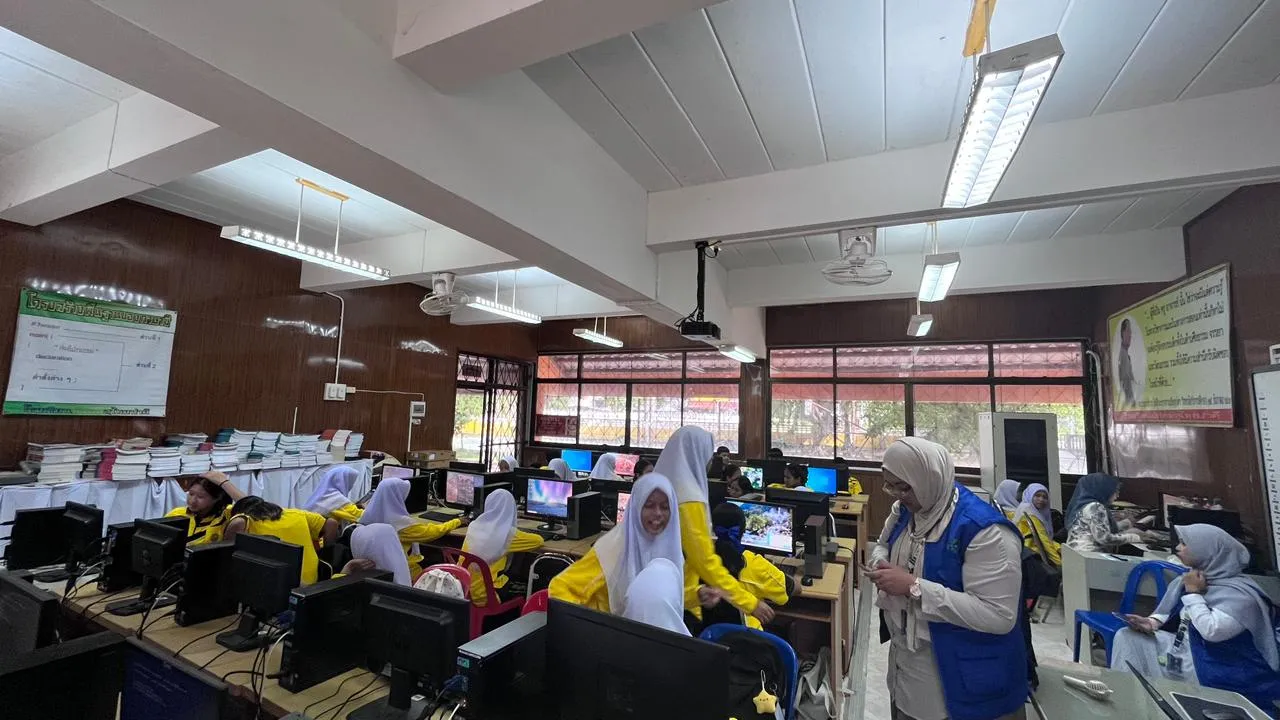 Mahasiswa Teknik Unismuh Dampingi Siswa Thailand Buat Email Akademik