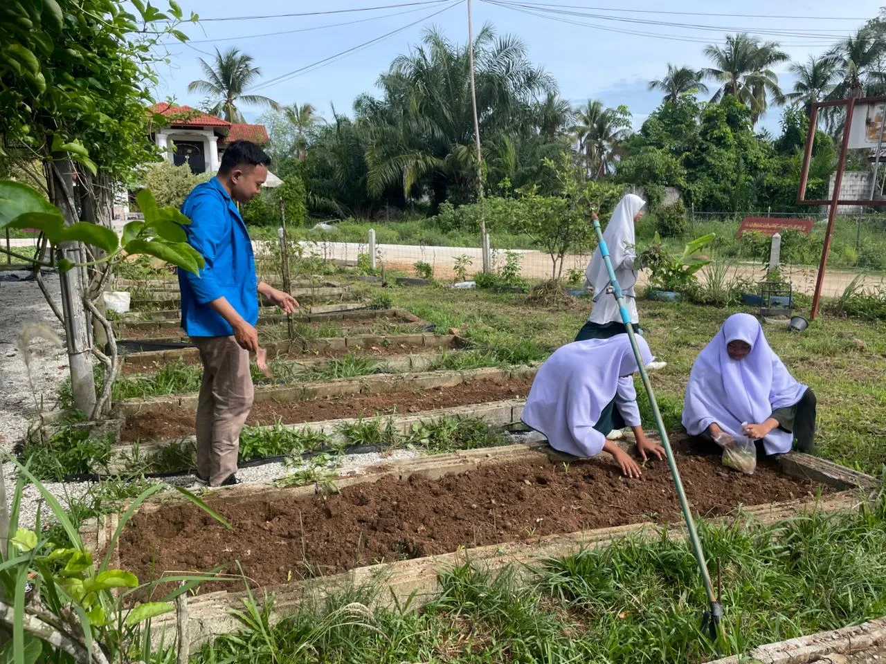Mahasiswa Agroteknologi Unismuh Edukasi Budidaya Jagung dan Kangkung kepada Siswa di Thailand Selatan